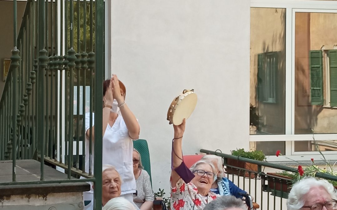 Ritornano i musicisti Giorgio e Sergio ad allietare la mattina degli anziani alla Fondazione Madonna della Bomba Scalabrini.